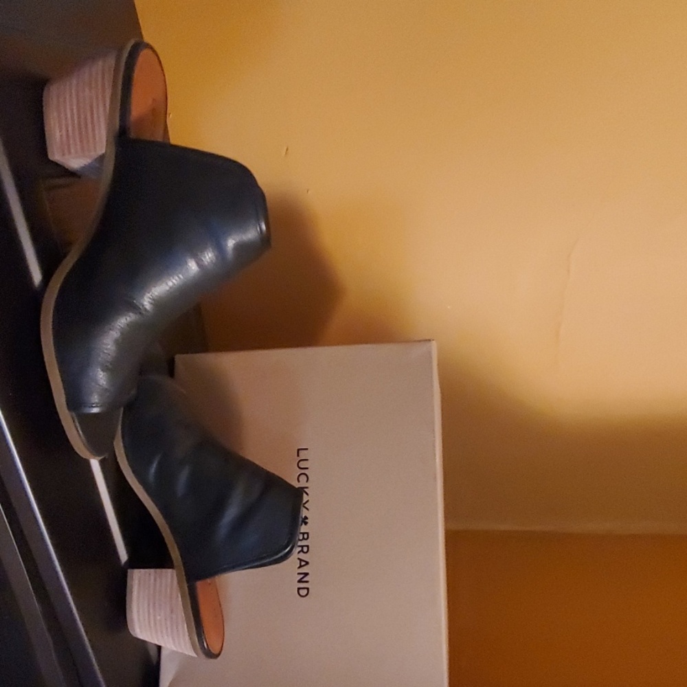 Sandles low heel